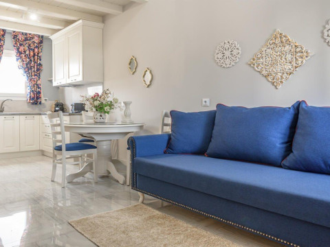 Nafsika Suites