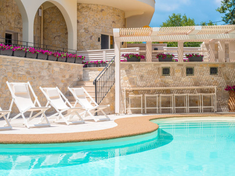 Neikos Luxury Suites