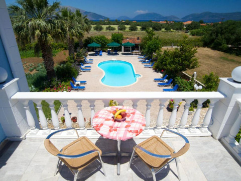 Nikos Studios and Apartments