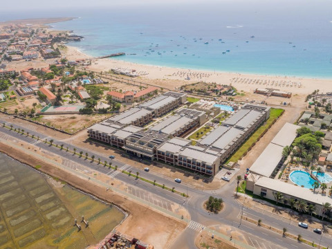Hotel Oasis Salinas Sea