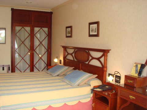 OLYMPIC SUITES HOTEL APARTMENTS