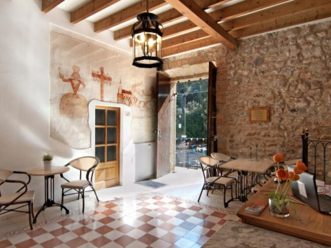 Petit Hotel Hostatgeria La Victoria