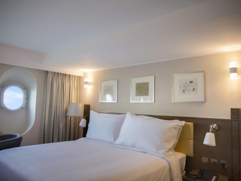 QUEEN ELIZABETH 2 HOTEL