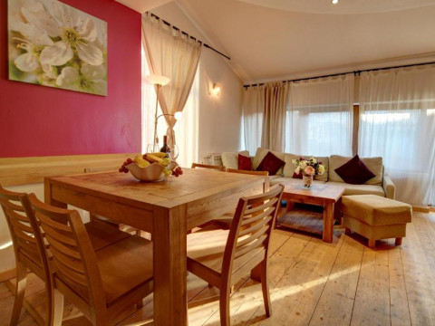 REDENKA HOLIDAY CLUB