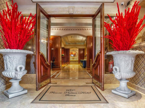 River Palace Hotel