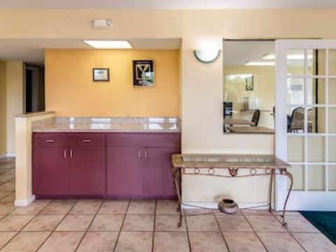 RODEWAY INN & SUITES HIGHWAY 290 NORTHWEST