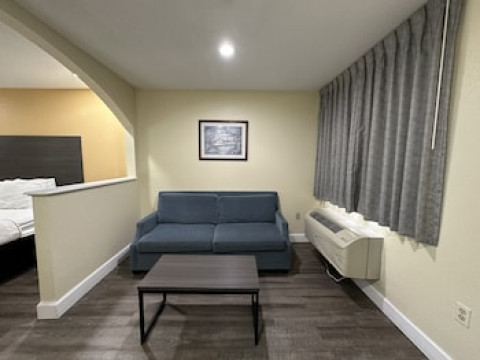 RODEWAY INN & SUITES HIGHWAY 290 NORTHWEST