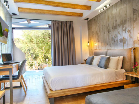Royal Hotel Polichrono