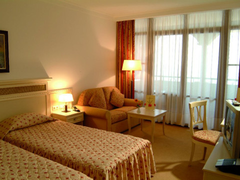 Royal Palace HELENA SANDS