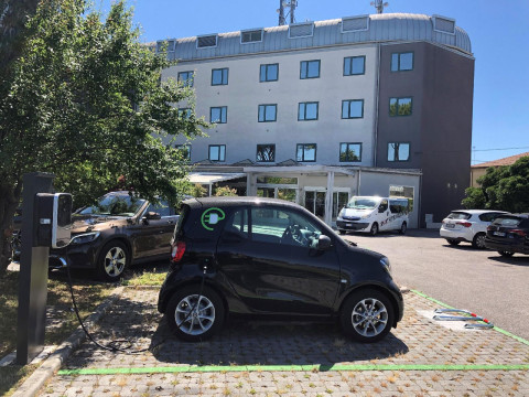 Smart Hotel Holiday