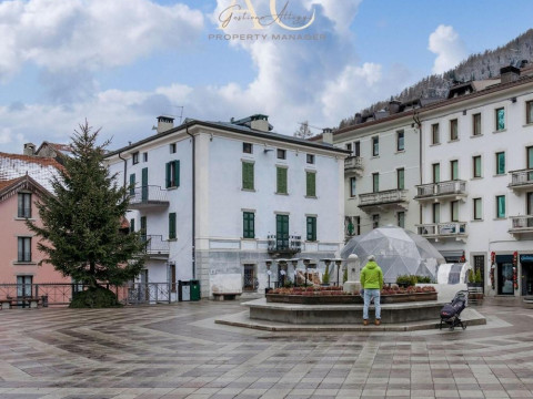 Square Apartment In Ponte Di Legno