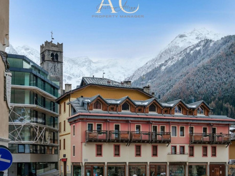 Square Apartment In Ponte Di Legno
