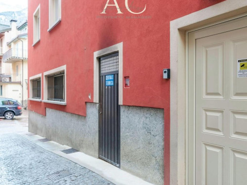 Square Apartment In Ponte Di Legno