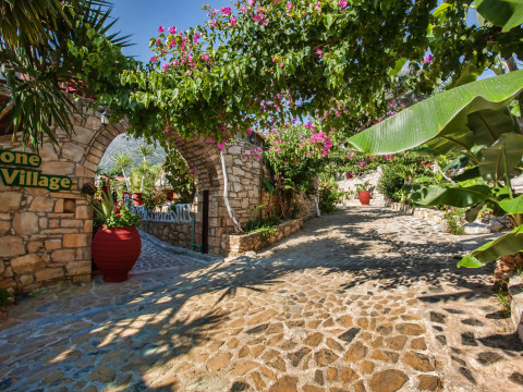STONE VILLAGE-  PETRINO CHORIO