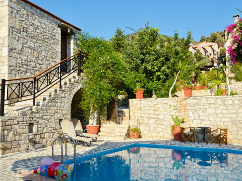 STONE VILLAGE-  PETRINO CHORIO