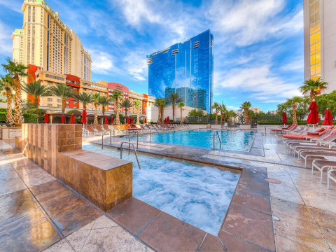 StripViewSuites at Signature