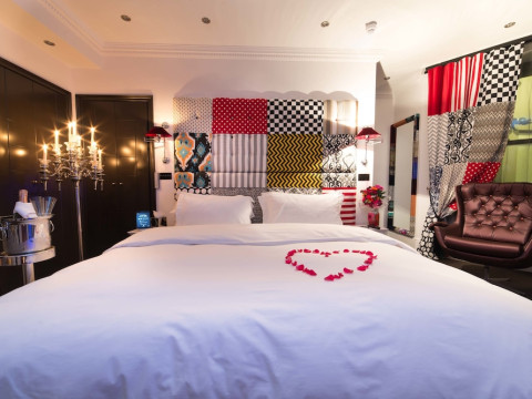 THE EXHIBITIONIST HOTEL