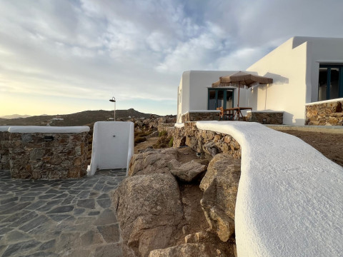 Thronos Suites
