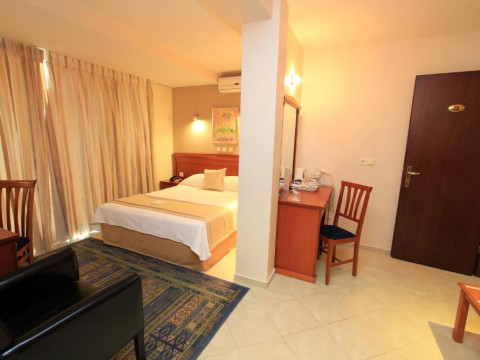 Triton Hotel Piraeus