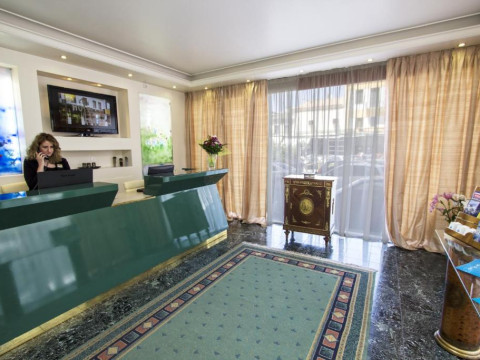 Triton Hotel Piraeus
