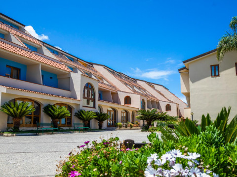 Tropis Hotel