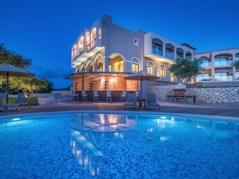 Elegance Luxury Suites (Tragaki)
