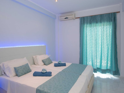 Silver Beach (Adults Only 16+) (Roda)