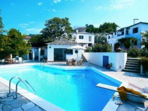 Aeolos studios & apartments