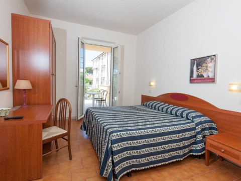 Apuana (Turism seniori si nonseniori)