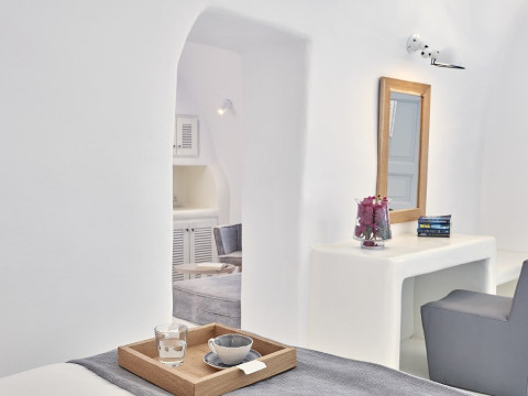 Cliffside Suites (Firostefani - Santorini)