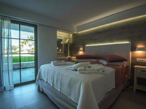 White Pearls Luxury Suites