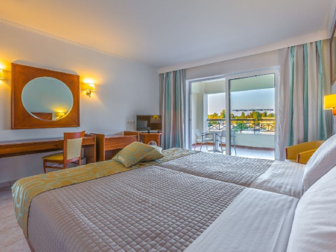 Kipriotis Maris Suites