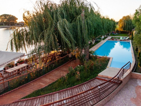 Paradise Delta House - Crisan