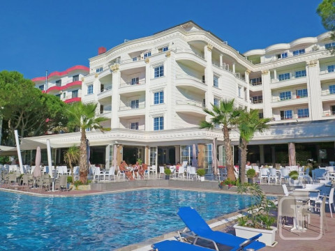 Fafa Premium Hotel (Golem)