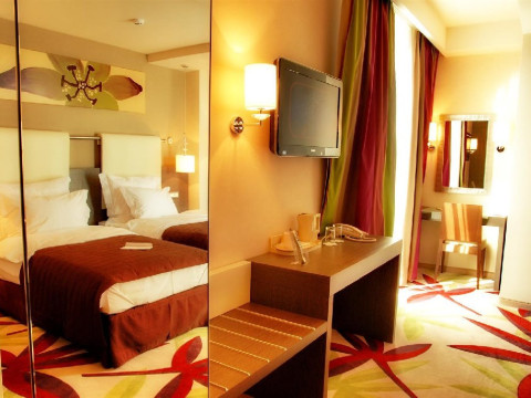 GOLDEN TULIP ANA DOME