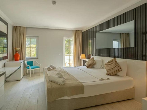 GOLDEN BEACH HOTEL