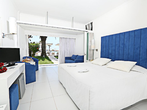 Dome Beach Hotel 