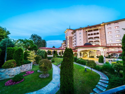 Royal Palace HELENA SANDS