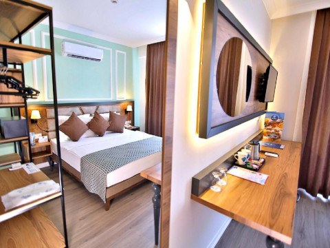 CLUB BIG BLUE SUITE HOTEL