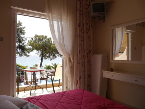 Kapahi Beach Hotel ( Pefkari) 