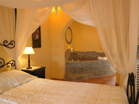 Suites of the Gods Cave Spa Hotel (Megalochori - Santorini)