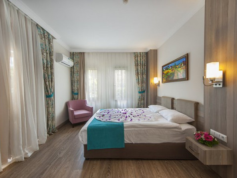 CRYSTAL AURA BEACH RESORT SPA
