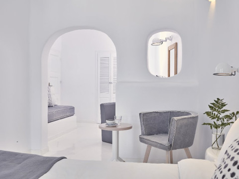 Cliffside Suites (Firostefani - Santorini)