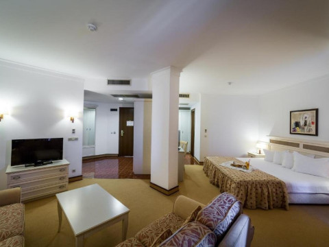 Royal Palace HELENA SANDS
