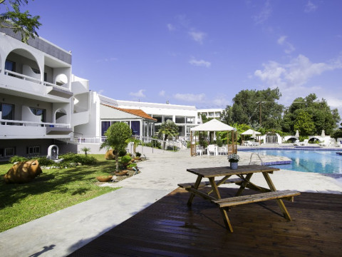 Happy Days (Adults Only 16+) - Tholos