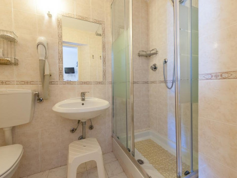 Apuana (Turism seniori si nonseniori)