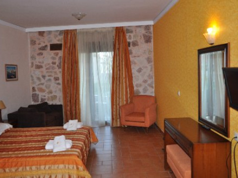 Tesoro Hotel (Nikiana) (F)