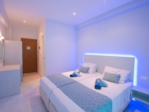 Silver Beach (Adults Only 16+) (Roda)