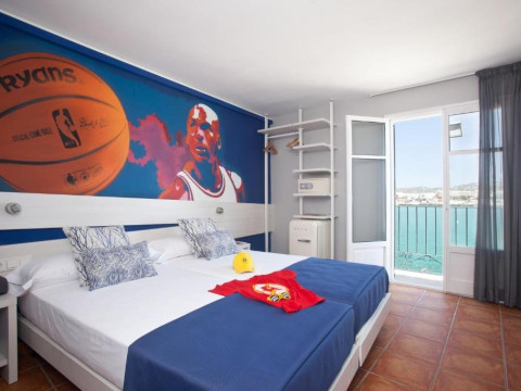 RYANS LA MARINA HOTEL