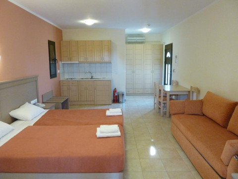 Perdika Resort (Karavostasi)